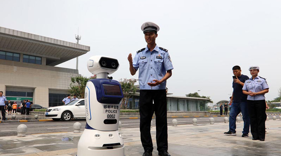 河北邯郸机器人交警说马路交通指挥就交给