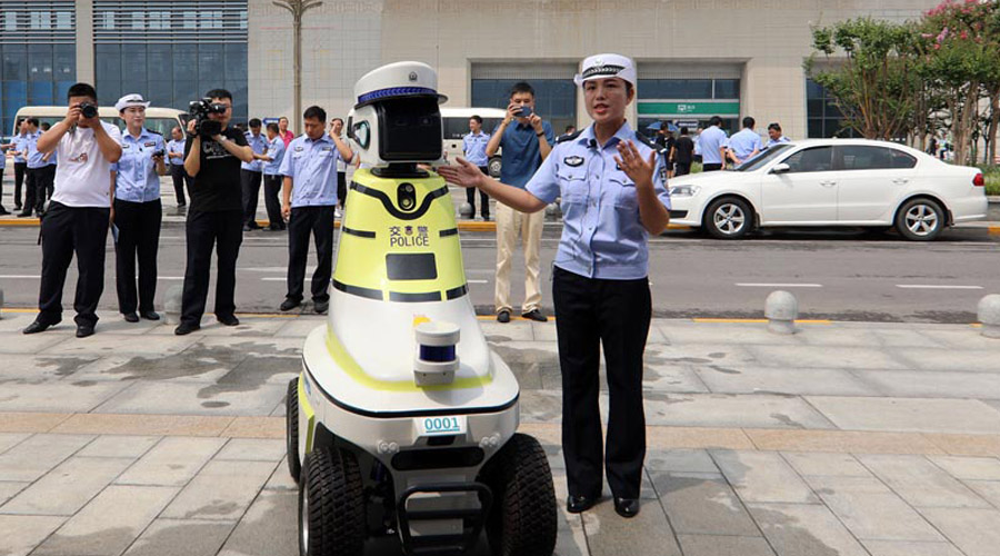 河北邯郸机器人交警说马路交通指挥就交给我吧！