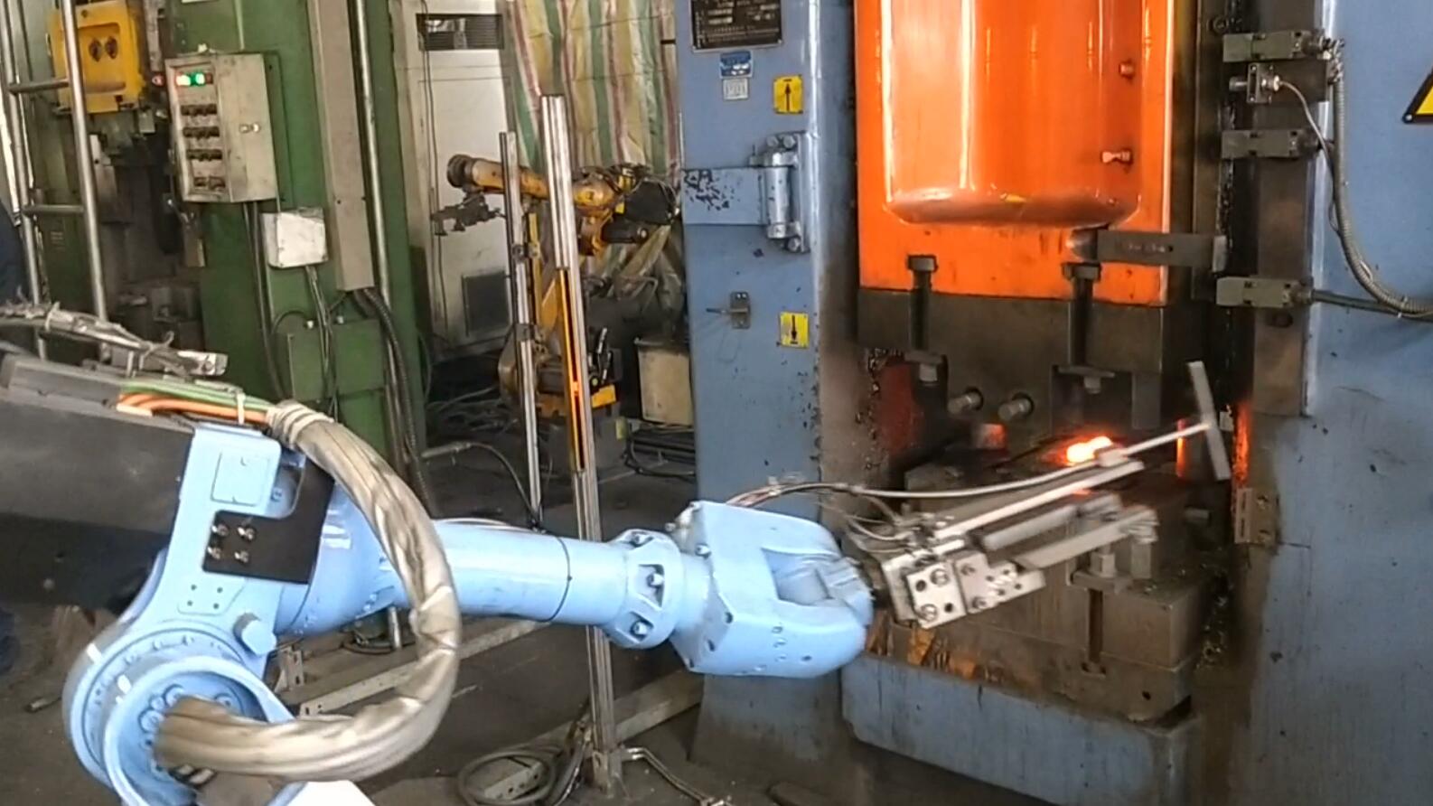 锻造厂用锻造自动化机器人的好处所在