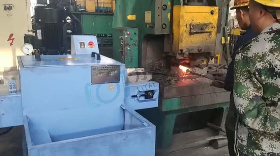 锻打前去氧化皮有效提高产品表面质量